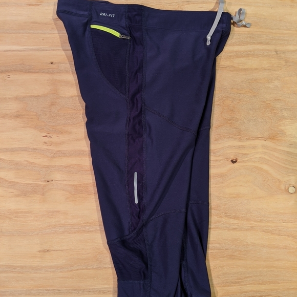 Nike Dry Fit Crops - Picture 4 of 5